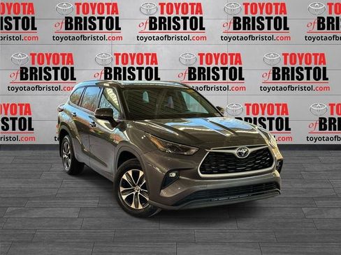 Used 2022 Toyota Highlander XLE image 1