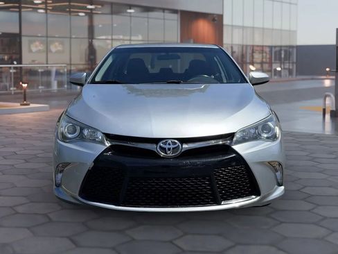 Used 2015 Toyota Camry SE FWD image 2