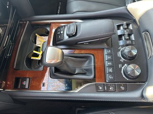 Used 2021 Lexus LX 570 4WD w/ Luxury Package image 17