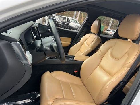 Used 2019 Volvo XC60 T5 Momentum w/ Multimedia Package image 14
