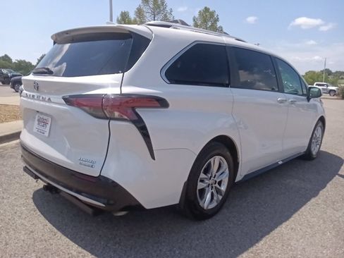 Used 2024 Toyota Sienna Limited FWD image 3