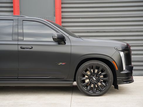 Used 2026 Cadillac Escalade V w/ LPO, ONYX Package image 10