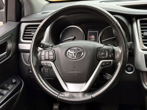 Used 2019 Toyota Highlander XLE AWD/4WD image 18