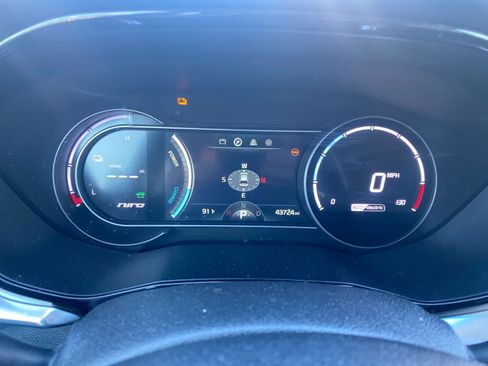 Used 2022 Kia Niro EX FWD image 13