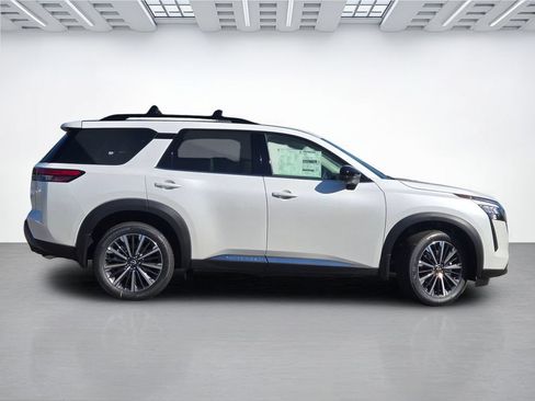 New 2026 Nissan Pathfinder Platinum w/ Accent Package AWD/4WD image 3