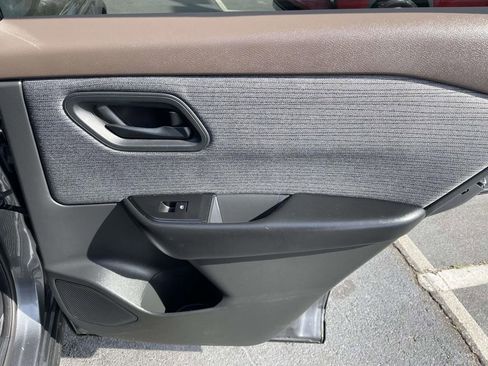 Used 2023 Nissan Rogue S image 43