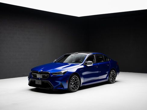 Used 2025 BMW M5 w/ Carbon Package image 4