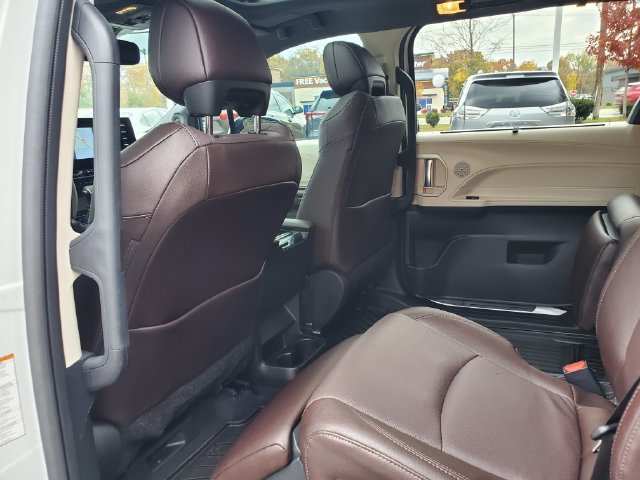 Used 2024 Toyota Sienna Platinum FWD image 10