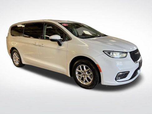 Used 2023 Chrysler Pacifica Touring-L FWD image 8