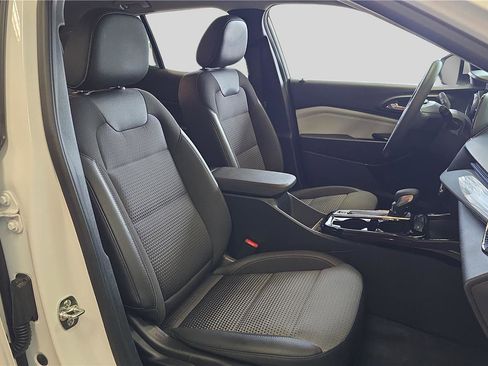 Used 2025 Chevrolet Trax LT image 12