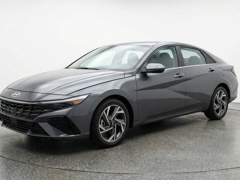 Used 2025 Hyundai Elantra SEL FWD image 3