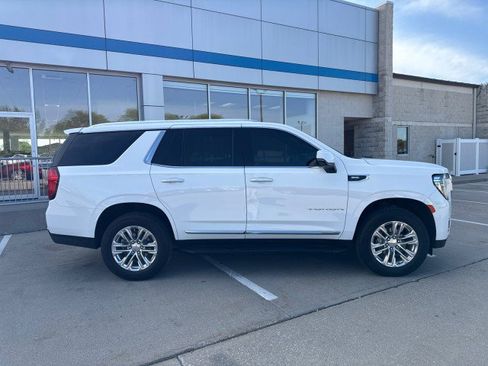 Used 2024 GMC Yukon SLT w/ SLT Luxury Package AWD/4WD image 2