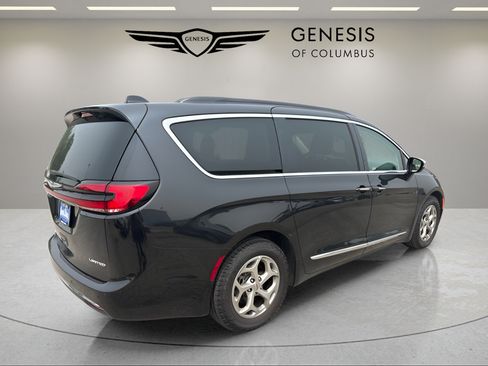 Used 2023 Chrysler Pacifica Limited FWD image 4