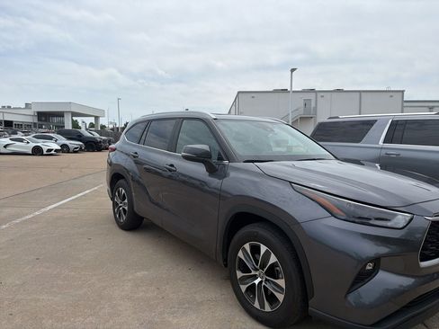Used 2023 Toyota Highlander XLE FWD image 8