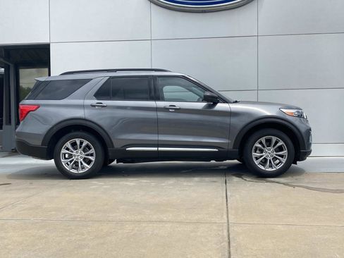 Used 2022 Ford Explorer XLT w/ Equipment Group 202A AWD/4WD image 3