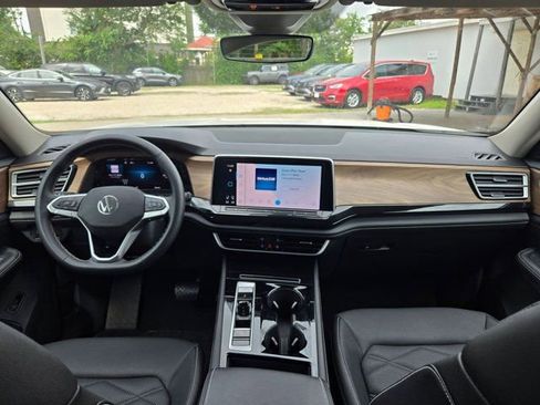 Used 2025 Volkswagen Atlas SE FWD image 24