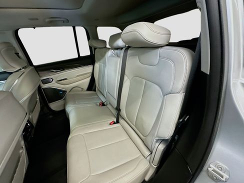 Used 2022 Jeep Grand Cherokee Overland w/ Luxury Tech Group IV image 30