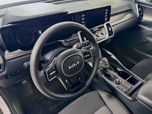 Used 2022 Kia Sorento LX image 11