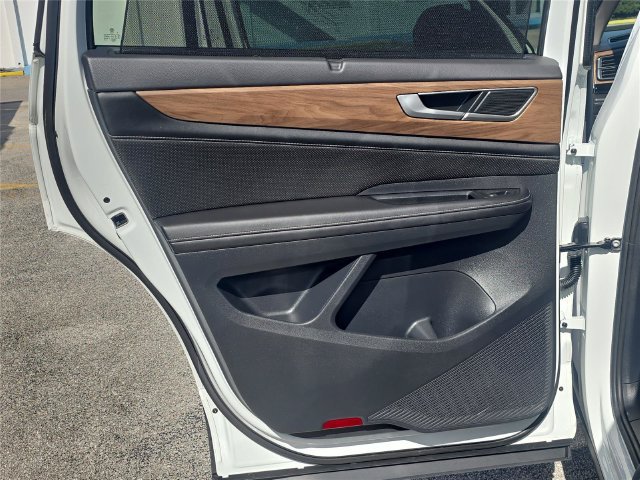 Used 2024 Volkswagen Atlas SE w/ Panoramic Sunroof Package FWD image 9