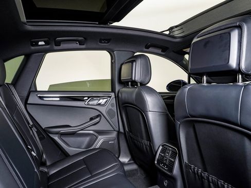 Certified 2025 Porsche Macan image 16