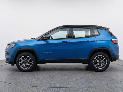 Used 2025 Jeep Compass Trailhawk image 5