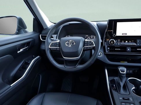 Used 2023 Toyota Highlander XLE image 34