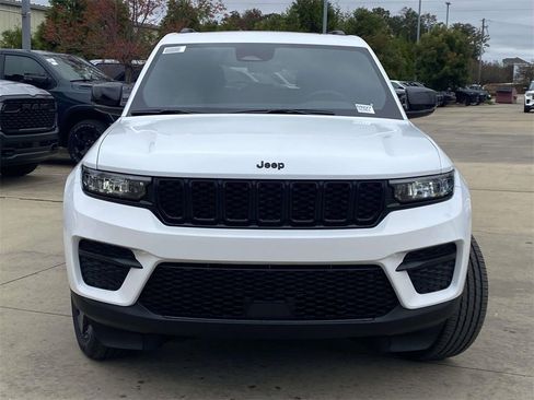 New 2025 Jeep Grand Cherokee Altitude image 2