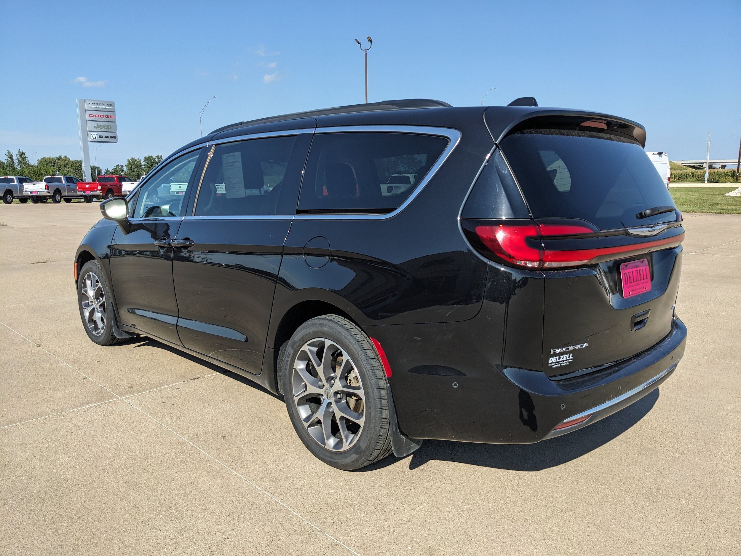 Used 2022 Chrysler Pacifica Touring-L w/ Uconnect Theater Family Group AWD/4WD image 6