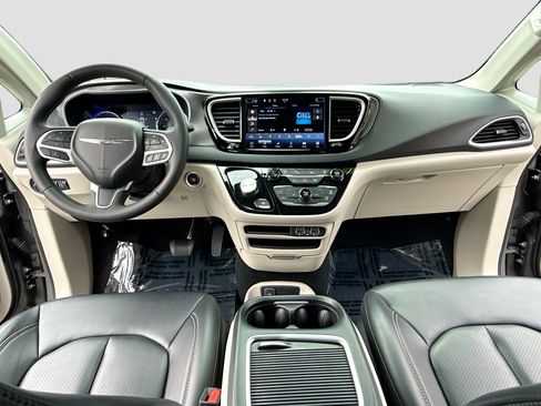 Used 2023 Chrysler Pacifica Touring-L FWD image 3