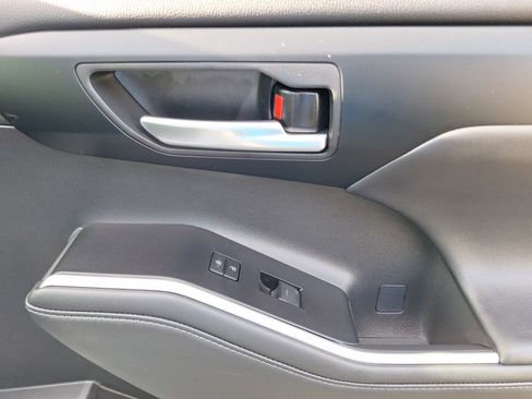 Used 2025 Toyota Highlander XLE image 39