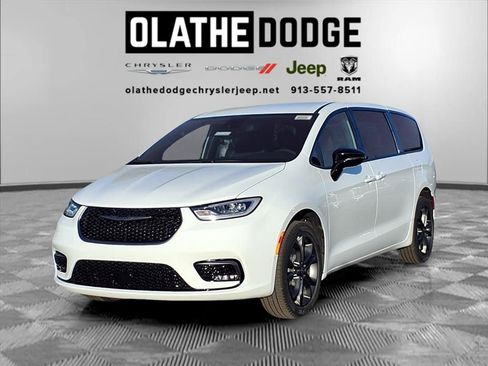 New 2026 Chrysler Pacifica Select image 1