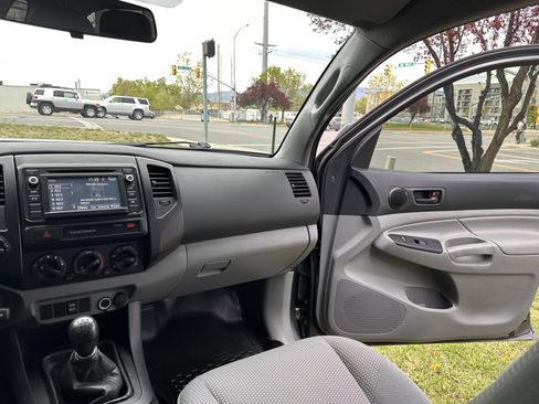 Used 2015 Toyota Tacoma 4x4 Access Cab w/ Convenience Package image 29