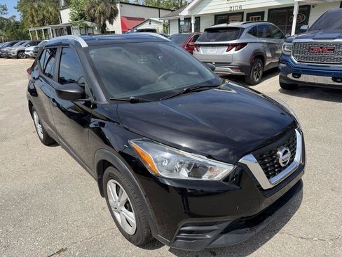 Used 2019 Nissan Kicks S FWD image 3
