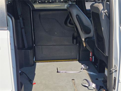 Used 2016 Dodge Grand Caravan SE FWD image 6