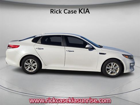 Used 2017 Kia Optima LX image 3