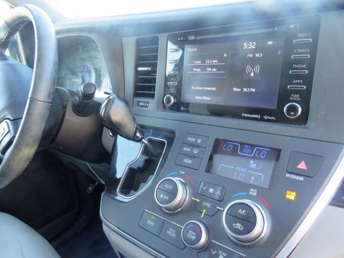 Used 2018 Toyota Sienna XLE FWD image 25