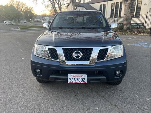 Used 2016 Nissan Frontier SV image 2