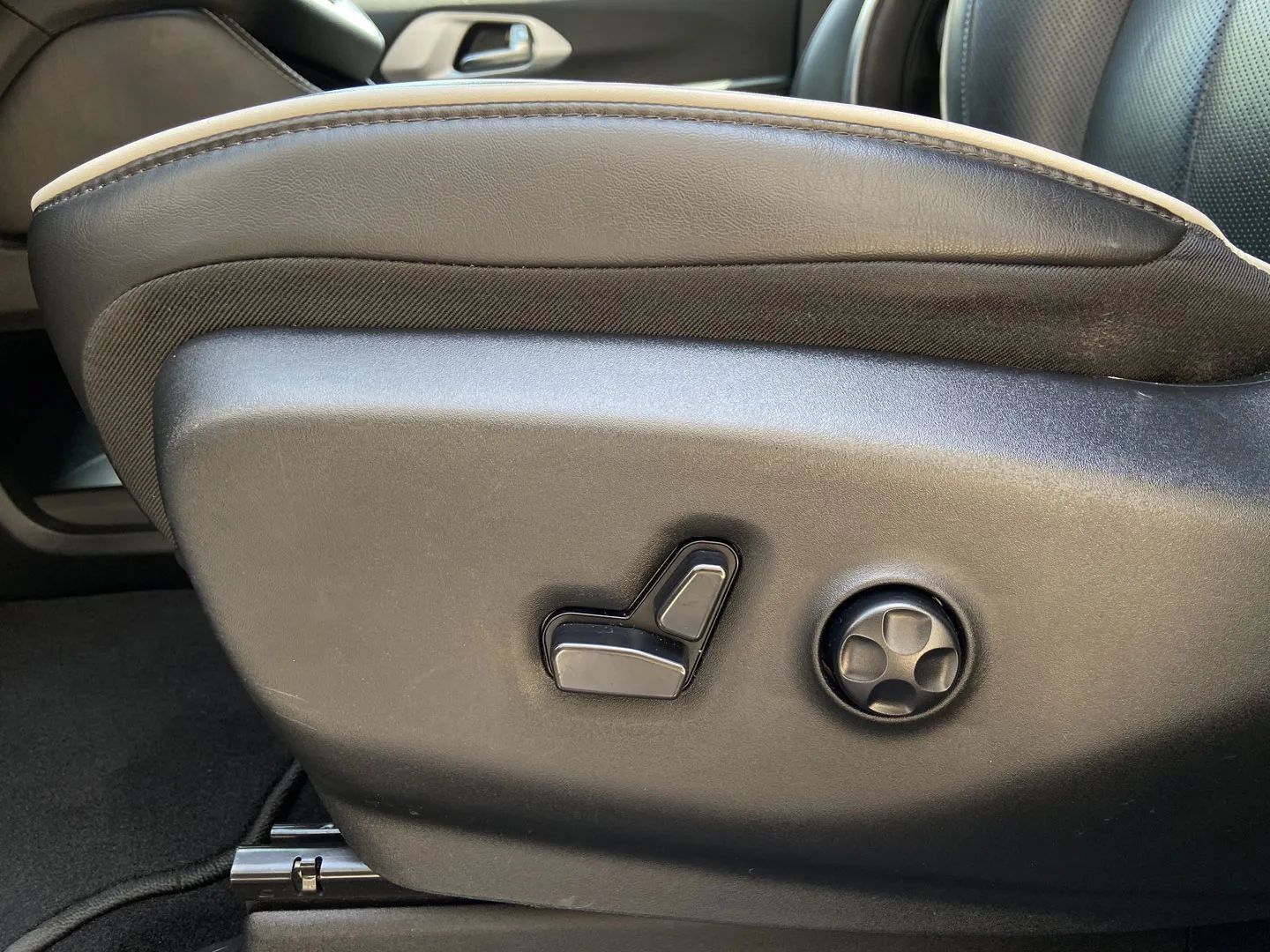 Used 2025 Chrysler Pacifica Limited FWD image 12