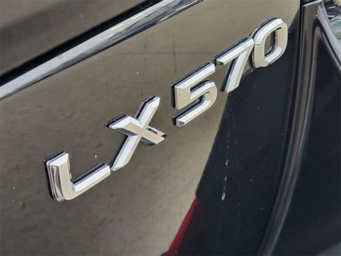 Used 2020 Lexus LX 570 4WD w/ Luxury Package image 11