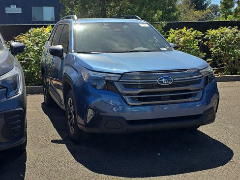 Used 2025 Subaru Forester Premium AWD/4WD image 2