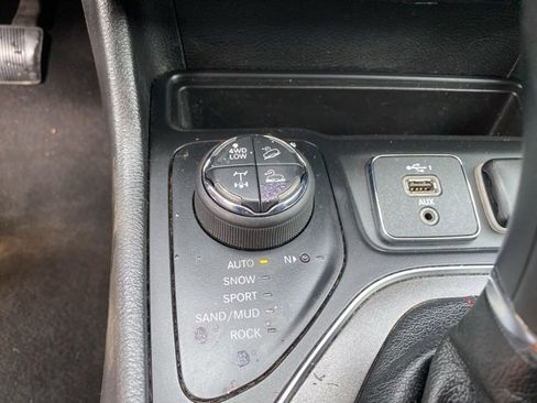 Certified 2020 Jeep Cherokee Trailhawk image 26