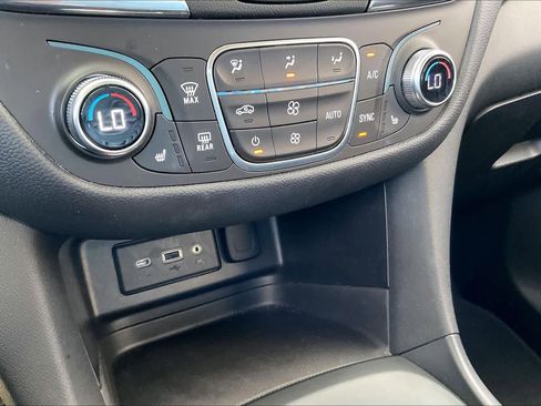 Used 2019 Chevrolet Equinox LT image 32