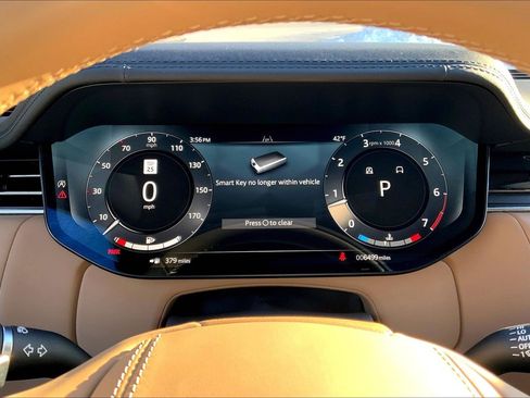 Used 2025 Land Rover Range Rover SE image 25