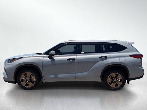 Used 2023 Toyota Highlander Bronze Edition FWD image 2