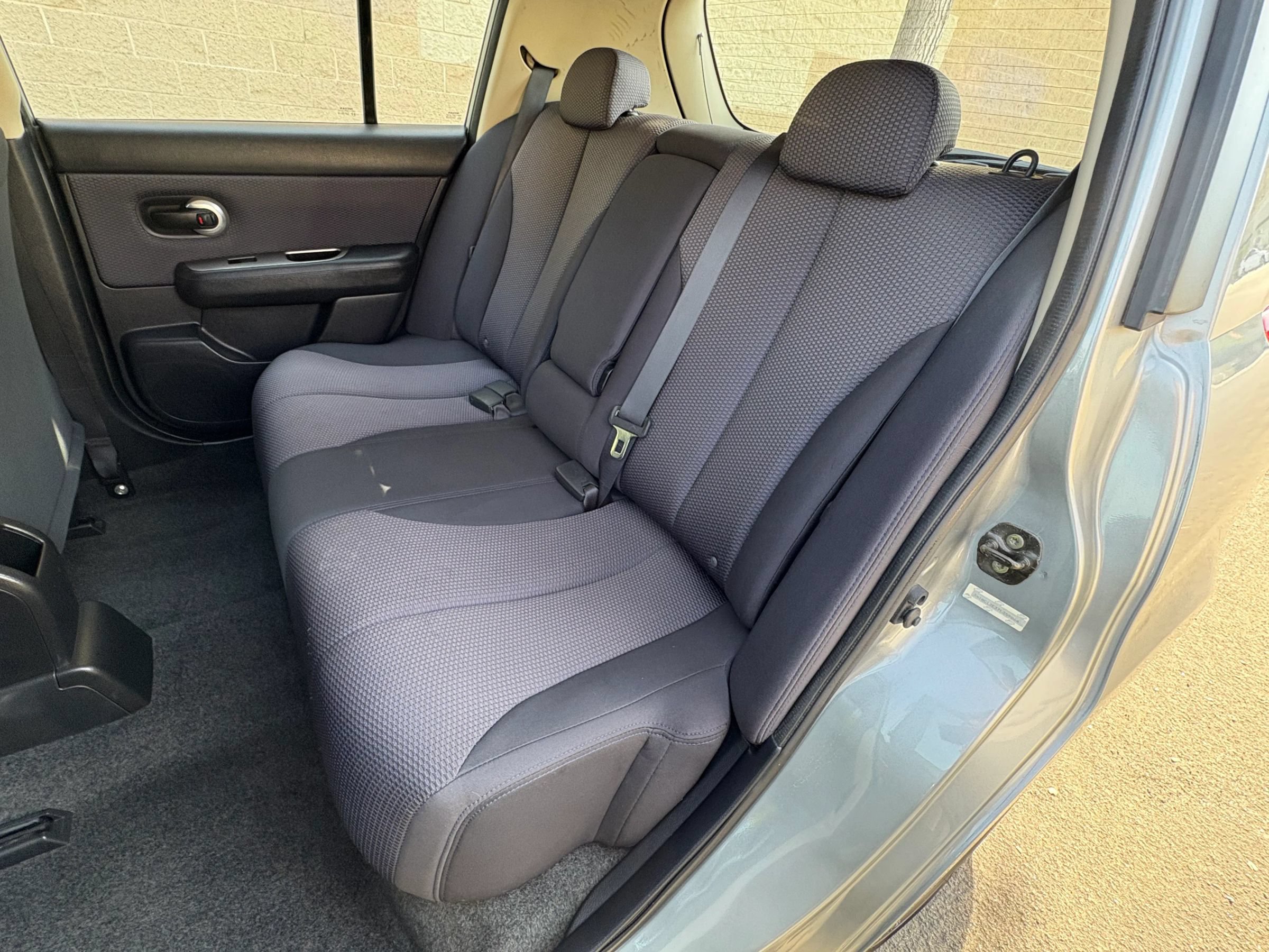 Used 2007 Nissan Versa Hatchback FWD image 11
