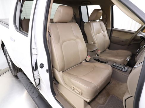 Used 2011 Nissan Frontier SL image 19