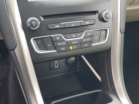 Used 2018 Ford Fusion SE w/ Fusion SE Technology Package image 18