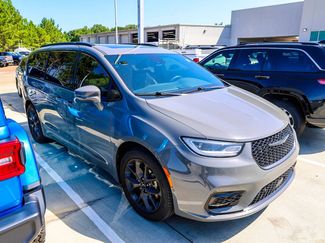 Used 2022 Chrysler Pacifica Limited w/ S Appearance Package FWD video 2