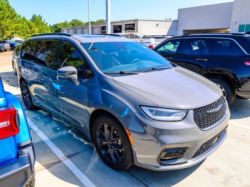 Used 2022 Chrysler Pacifica Limited w/ S Appearance Package FWD image 2