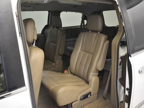 Used 2015 Chrysler Town & Country Touring w/ Driver Convenience Group image 25